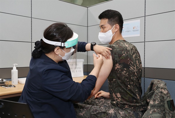 30세 이상 군 장병을 대상으로 한 코로나19 백신 접종이 시작된 28일 경기도 성남시 국군수도병원에 마련된 예방접종센터에서 육군 수도군단 장병이 백신을 맞고 있다.
