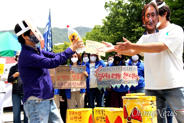 탈핵경남시민행동 등 단체들이 28일 경남도청 정문 앞에서 "후쿠시마 오염수 방류 결정 철회하라"는 제목으로 기자회견을 열었다.