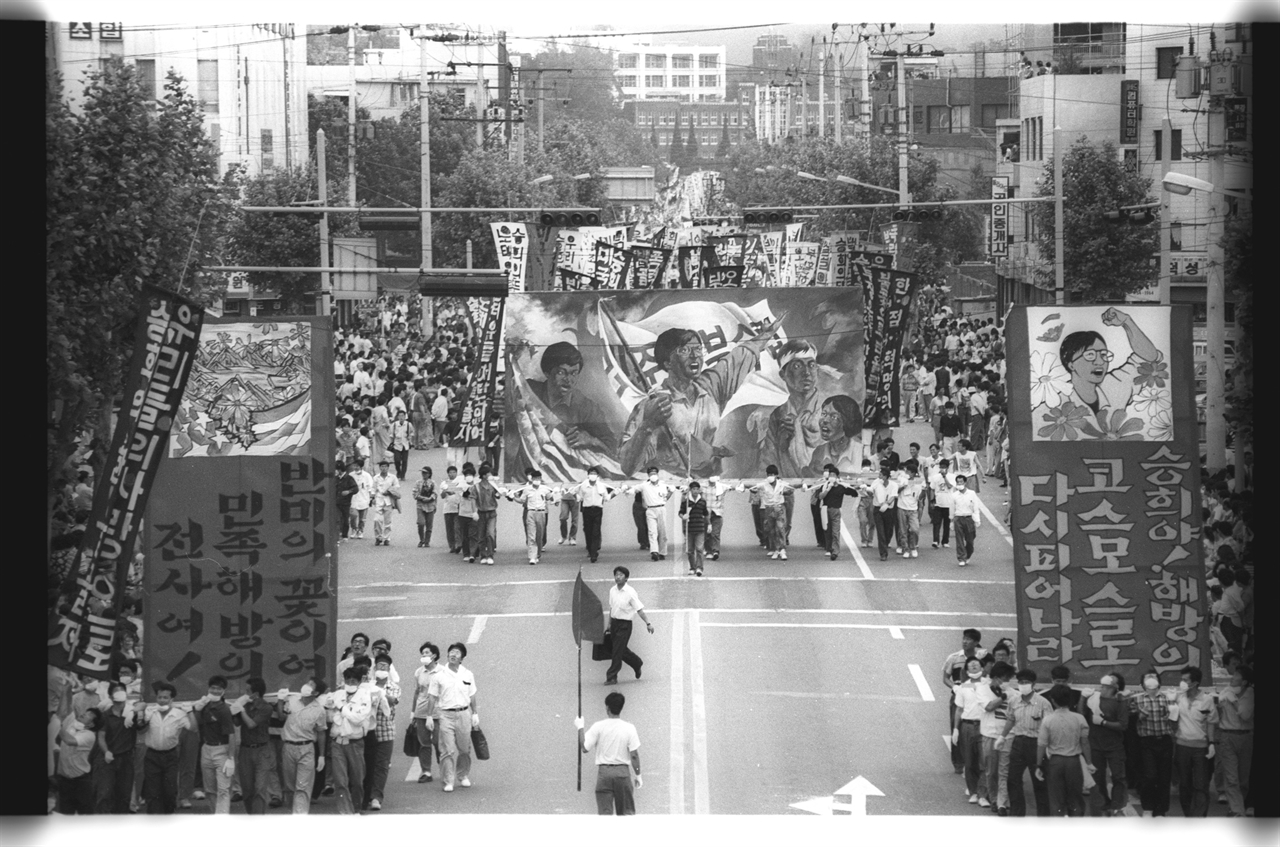 1991년 5월 25일 전남도청 앞에서 열리는 박승희 열사 노제에 참석하기 위해 금남로 거리를 지나는 장례 행렬.