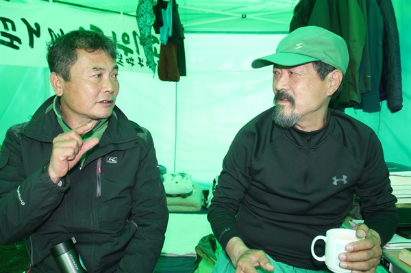 아침 출근길 피켓 시위를 벌이고 천막 안에서 대화를 나누는 박그림 대표와 김종술 시민기자.
