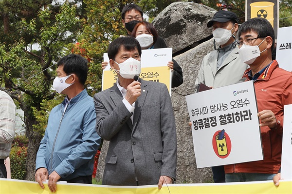 일본이 인류의 공존을 위협하고 있다며 행사 취지를 설명하는 안동환경운동연합 김수동 대표.