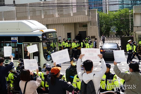 지난 주부터 계속되고 있는 부산 청년학생 실천단과 부산지역 시민사회단체의 일본 총영사 출근 저지행동. 이들은 오염수 방류 철회와 일본영사관 폐쇄를 요구했다.