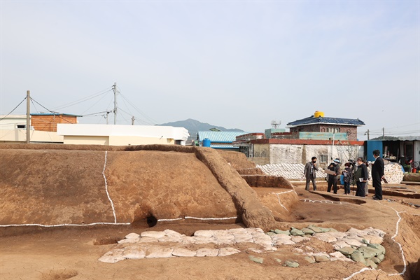  경남 고성 송학동고분군 7호분 발굴조사 현장 공개회.