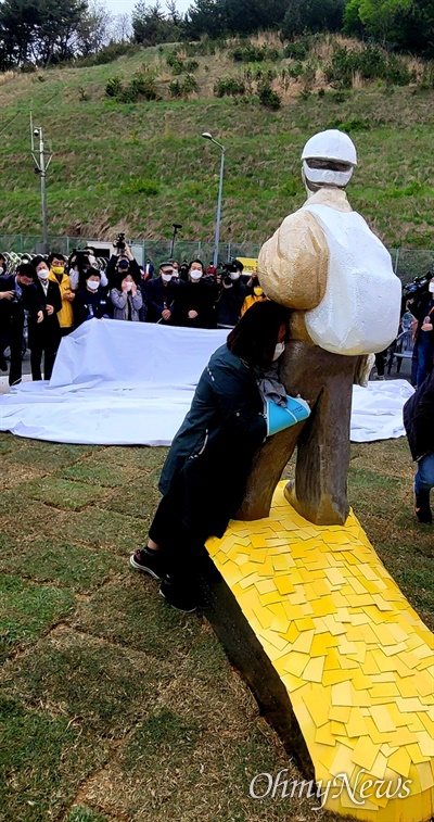 김용균 노동자의 어머니이자 김용균 재단 이사장인 김미숙씨가 조형물을 어루만지고 있다. 
