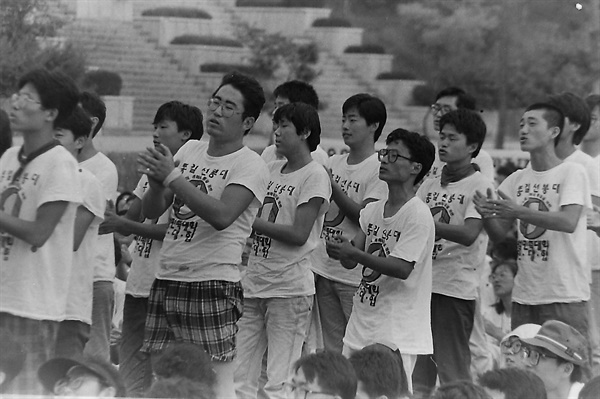 1990년 전대협 통일선봉대에 참여한 김영균 열사가 대구 경북대에서 열린 집회에 참여하고 있다. 사진 오른쪽에서 여섯번째.