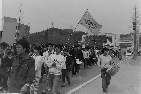 '민속'이 적힌 학과 티셔츠를 입은 김영균 열사가 91년 초 교내에서 열린 집회에 참석해 동료들과 함께 행진하고 있다.
