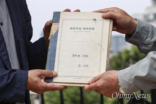 '전태일 일기장 육필 원본 공개 기자회견'이 29일 오전 서울 종로구 청계천 전태일다리에서 전태일 일기장 관리위원회 주최로 열렸다. 열사의 일기장 7권은 유가족이 50여년간 보관해온 것으로 이날 관리를 '전태일 일기장 관리위원회'로 위임했다.