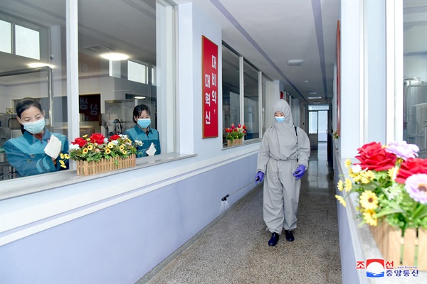 평양 대성산샘물공장 종업원들이 코로나19 방역을 위해 비상방역사업을 강화하고 있다고 조선중앙통신이 지난 5일 보도했다.