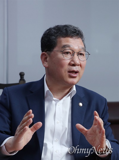신정훈 더불어민주당 의원이 29일 국회 의원회관에서 <오마이뉴스>와 인터뷰하고 있다.