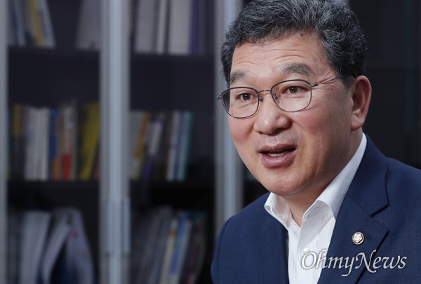 신정훈 더불어민주당 의원이 29일 국회 의원회관에서 <오마이뉴스>와 인터뷰하고 있다.