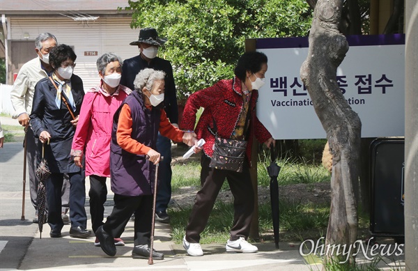 75살 이상 어르신들이 29일 오후 코로나19 백신을 접종하기위해 서울 중구 국립중앙의료원 중앙예방 접종센터에 들어가고 있다.