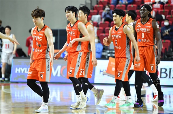  인천 전자랜드 농구단 선수들