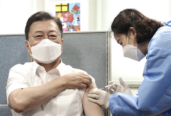 문재인 대통령이 30일 오전 서울 종로구 종로보건소에서 코로나19 백신 2차 예방접종을 하고 있다.