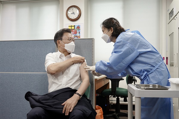 문재인 대통령이 30일 오전 서울 종로구 종로보건소에서 코로나19 백신 2차 예방접종을 하고 있다.
