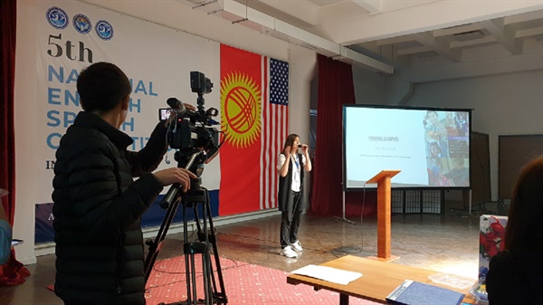 키르기즈 교육부와 키르기즈국제대학(KIUC)가 공동 주최한 전국영어능력경연대회에서 한 참가자가 발표를 하고 있다,