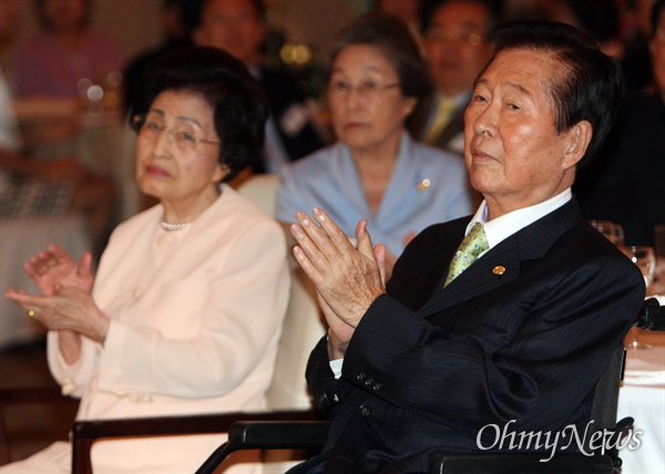 2009년 6월 11일, 김대중 전 대통령과 이희호 여사가 서울 여의도 63빌딩 국제회의장에서 김대중평화센터 주최로 열린 6.15 남북공동선언 9주년 기념행사에서 문정인 연세대 교수의 특별강연을 경청하며 박수를 치고 있는 모습.