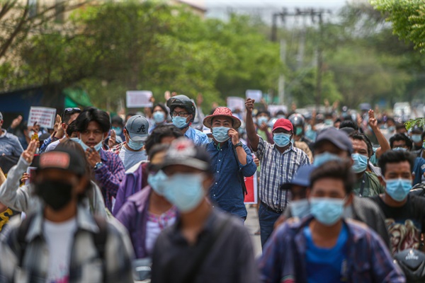 군부 쿠데타에 저항하는 미얀마인들이 4월 28일 만달레이(Mandalay)에서 시위를 벌였다. 
