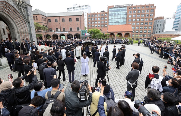 1일 서울 중구 명동성당에서 열린 고(故) 정진석 추기경의 장례미사가 끝난 후 유가족과 사제들이 관을 운구하고 있다