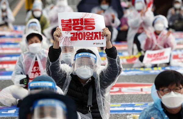 지난 5월 1일 서울 영등포구 여의도 LG트윈타워 앞에서 열린 제131주년 세계노동절대회에서 한 참석자가 피켓을 들고 있다.
