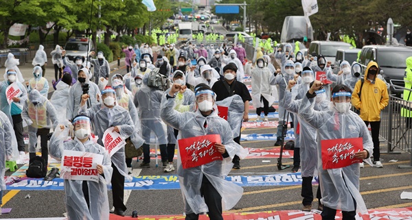 노동절인 1일 서울 영등포구 여의도 LG트윈타워 앞에서 열린 제131주년 세계노동절대회에서 전국민주노동조합총연맹 조합원들이 '님을 위한 행진곡'을 부르고 있다.
