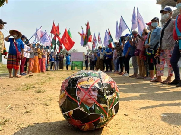 5월 1일 세계노동자의 날을 맞아 미얀마의 한 소도시에서는 반군부 저항 퍼포먼스와 행진이 진행됐다. 민 아웅 흘라잉 최고사령관 얼굴 사진을 붙인 축구공을 발로 차는 퍼포먼스를 진행한 뒤, 거리 행진이 진행됐다.