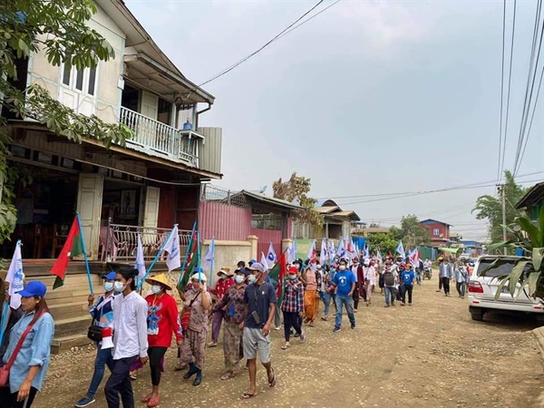 5월 1일 세계노동자의 날을 맞아 미얀마의 한 소도시에서는 반군부 저항 퍼포먼스와 행진이 진행됐다. 민 아웅 흘라잉 최고사령관 얼굴 사진을 붙인 축구공을 발로 차는 퍼포먼스를 진행한 뒤, 거리 행진이 진행됐다.
