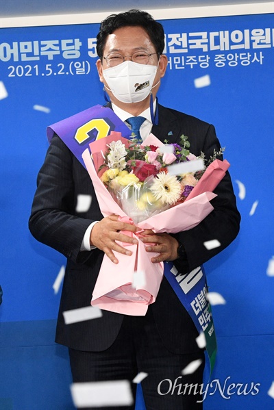 더불어민주당 새 대표로 선출된 송영길 의원이 2일 서울 여의도 중앙당사에서 열린 임시전국대의원대회에서 미소짓고 있다.