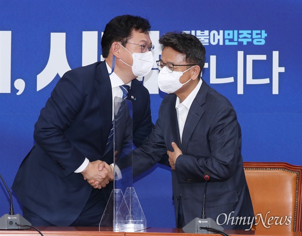 더불어민주당 송영길 대표(왼쪽)가 지난 5월 3일 서울 여의도 국회에서 이철희 청와대 정무수석의 예방을 받고 악수하고 있다.