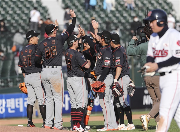  2일 부산 사직구장에서 열린 2021 KBO 프로야구 한화 이글스와 롯데 자이언츠 경기에서 5-4로 승리한 한화 선수들이 기쁨을 나누고 있다.