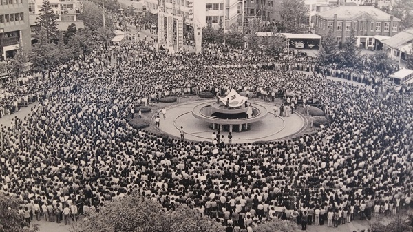 5·18 당시 도청 앞 광장에 모인 광주 시민들 모습
