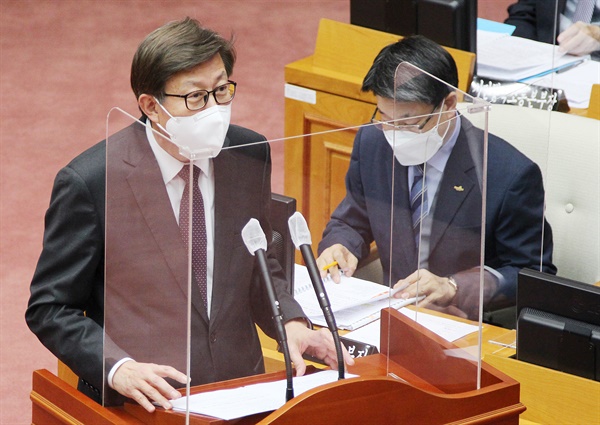 박형준 부산시장이 296회 임시회 2차 본회의장에서 처음으로 부산시의회의 시정 질문을 받고 있다.