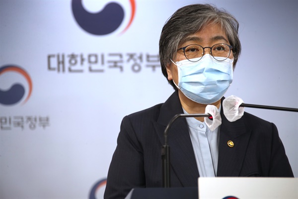 정은경 질병관리청장이 3일 오후 정부서울청사에서 '2차 코로나19 대응 특별방역점검회의' 결과를 브리핑하고 있다.