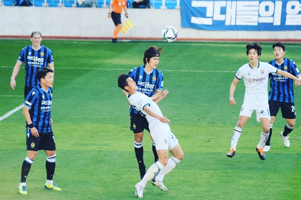  인천 유나이티드 FC 수비의 중심 김광석(가운데)이 강원 FC 공격 시도를 헤더로 차단하는 순간