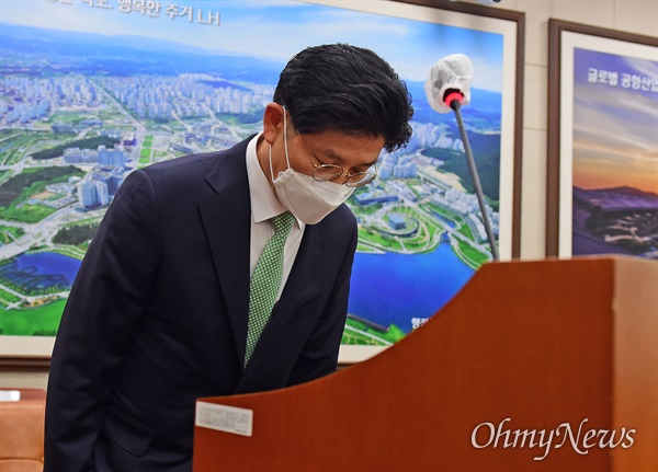 노형욱 국토교통부 장관 후보자가 4일 오전 서울 여의도 국회 국토교통위원회에서 열린 인사청문회에서 인사하고 있다.