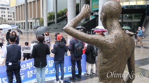 4일 서울 용산역 광장 노동자상 앞에서 양대노총이 주관하는 일본정부 규탄 기자회견이 우중에 열렸다.