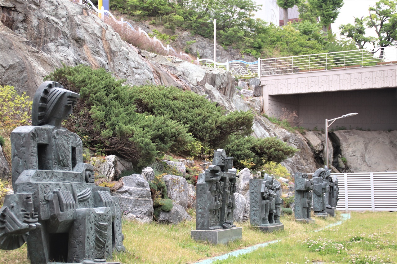 한국레지오마리애기념관. 그 앞뜰에 세워 놓은 조형물이다. 