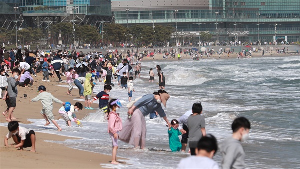 (부산=연합뉴스) 손형주 기자 = 어린이날인 5일 오후 부산 해운대해수욕장이 해운대 모래전시회를 찾은 관람객들과 초여름 날씨에 바다를 찾은 시민들로 인산인해를 이루고 있다. 