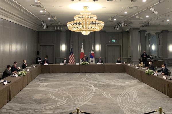 주요 7개국(G7) 외교·개발장관회의 참석차 영국을 방문 중인 정의용 외교부 장관(오른쪽)이 5일 오후(한국시간) 런던 시내호텔에서 토니 블링컨 미국 국무장관, 모테기 도시미쓰 일본 외무상과 회담하고 있다.