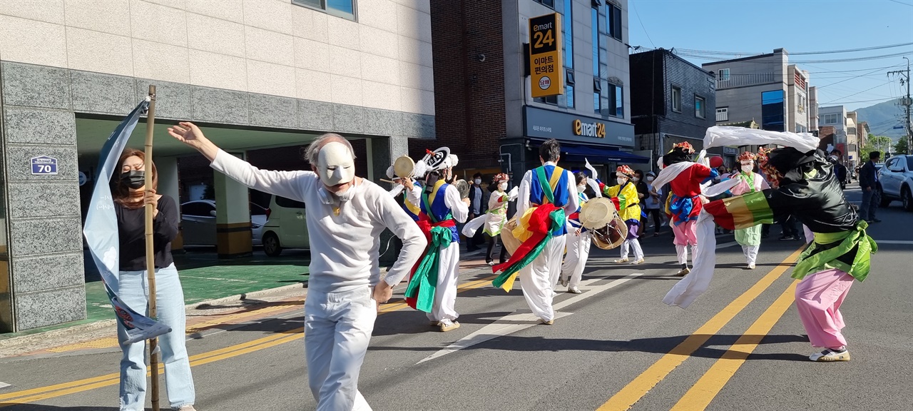 지역주민과 함께 거리행진을 하고 있는 빈탕노리 조성진 대표, 흥터와 함께 거리행진을 하고 있다.