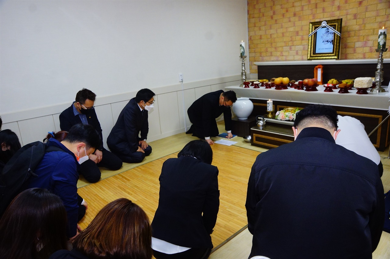 북한이탈주민 장례식에 자원봉사자들이 마지막가는 길을 애도하고 있다.