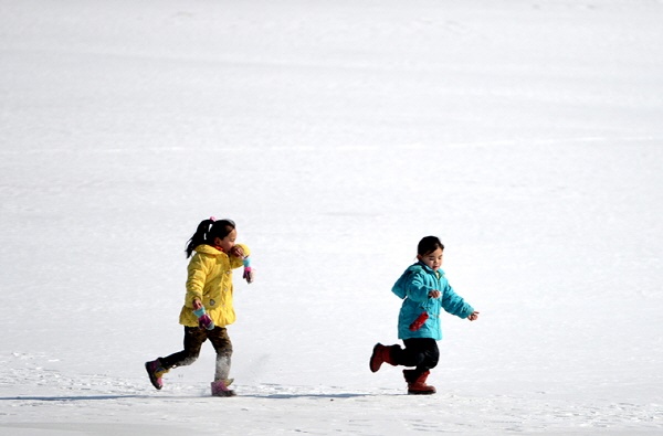 얼어붙은 강에서 뛰어 노는 북한 어린이들.
