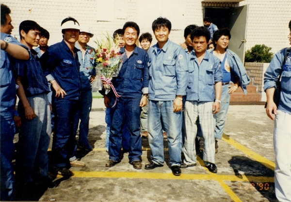 1990년 7월 28일 노조위원장 선거에서 당선된 박창수 열사(가운데 꽃다발을 든 이)가 동료들의 축하를 받고 있다.