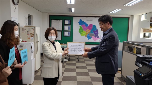 당진산폐장문제해결을 위한 시민행동 김진숙 대표가 어기구 의원실 관계자에게 공개질의서를 전달하고 있다.