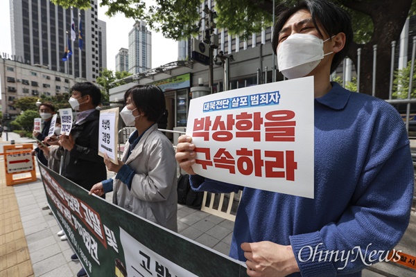 2021년 5월 6일 국민주권연대 회원들이 서울 서대문구 경찰청앞에서 자유북한운동연합 박상학 대표 처벌을 촉구하는 기자회견을 연 모습. 박상학 대표는 이때 전달인 4월 25일~29일 사이 경기도와 강원도 비무장지대 인근에서 2차례에 걸쳐 대북전단 50만장, 소책자 500권, 미화 1달러 지폐 5천장을 대형풍선 10개에 매달아 북으로 날려보냈다고 밝혔다.