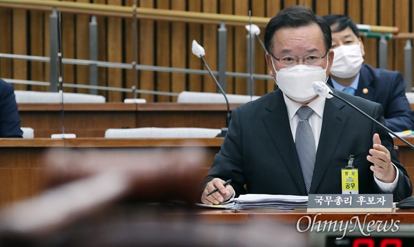김부겸 국무총리 후보자가 6일 오전 서울 여의도 국회에서 열린 인사청문회에서 질의에 답변하고 있다.