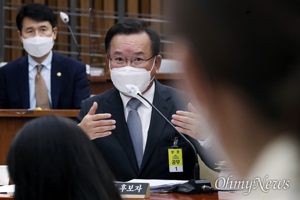  김부겸 국무총리 후보자가 6일 오전 서울 여의도 국회에서 열린 인사청문회에서 질의에 답변하고 있다.