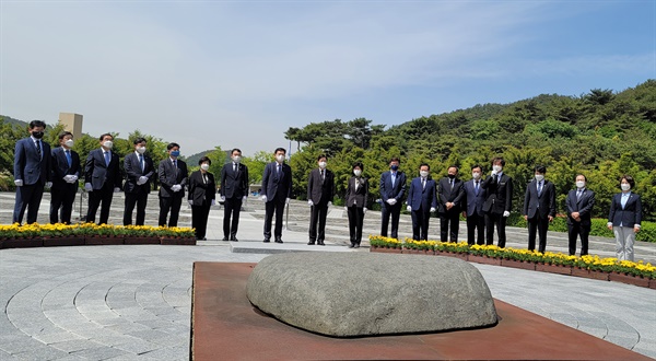  송영길 더불어민주당 대표는 새 지도부와 함께 6일 김해 봉하마을 고 노무현 전 대통령 묘소를 참배했다.