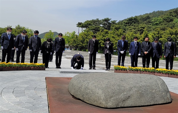  송영길 더불어민주당 대표는 새 지도부와 함께 6일 김해 봉하마을 고 노무현 전 대통령 묘소를 참배했다.