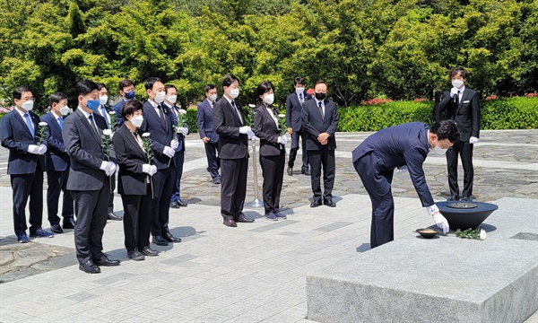  송영길 더불어민주당 대표는 새 지도부와 함께 6일 김해 봉하마을 고 노무현 전 대통령 묘소를 참배했다.