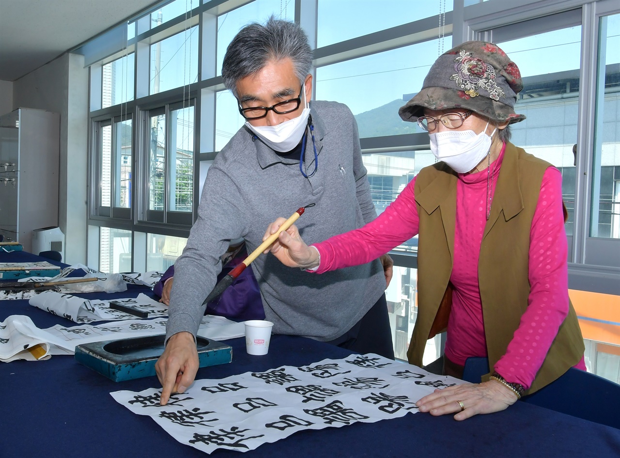  지금도 시 공부와 함께 서예 공부도 하고 있는 정봉애(92) 시인